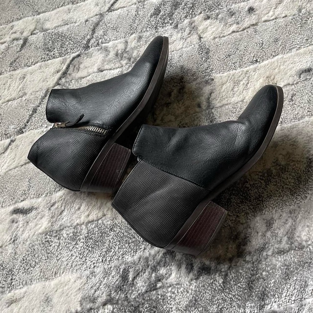 Call it spring Chelsea ankle boots
Size: US 6.5 / EUR 37 - Picture 3 of 7